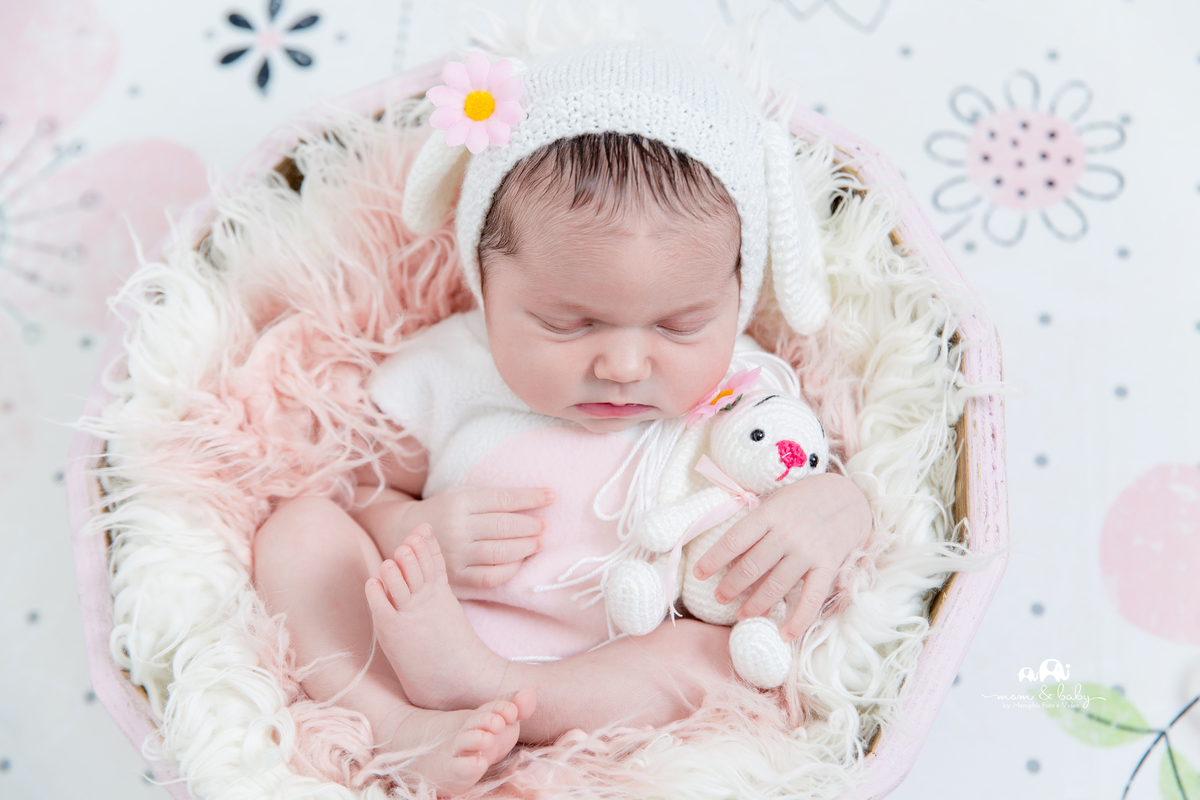 ensaio Newborn em santos,fotografas de santos,bebes de santos, estudio fotografico em santos, newborn com segurança,especialistas em newborn em santos, melhores fotografas de newborn em santos,jo farah leticia farah plano aberto bebe de ursinho cestinho