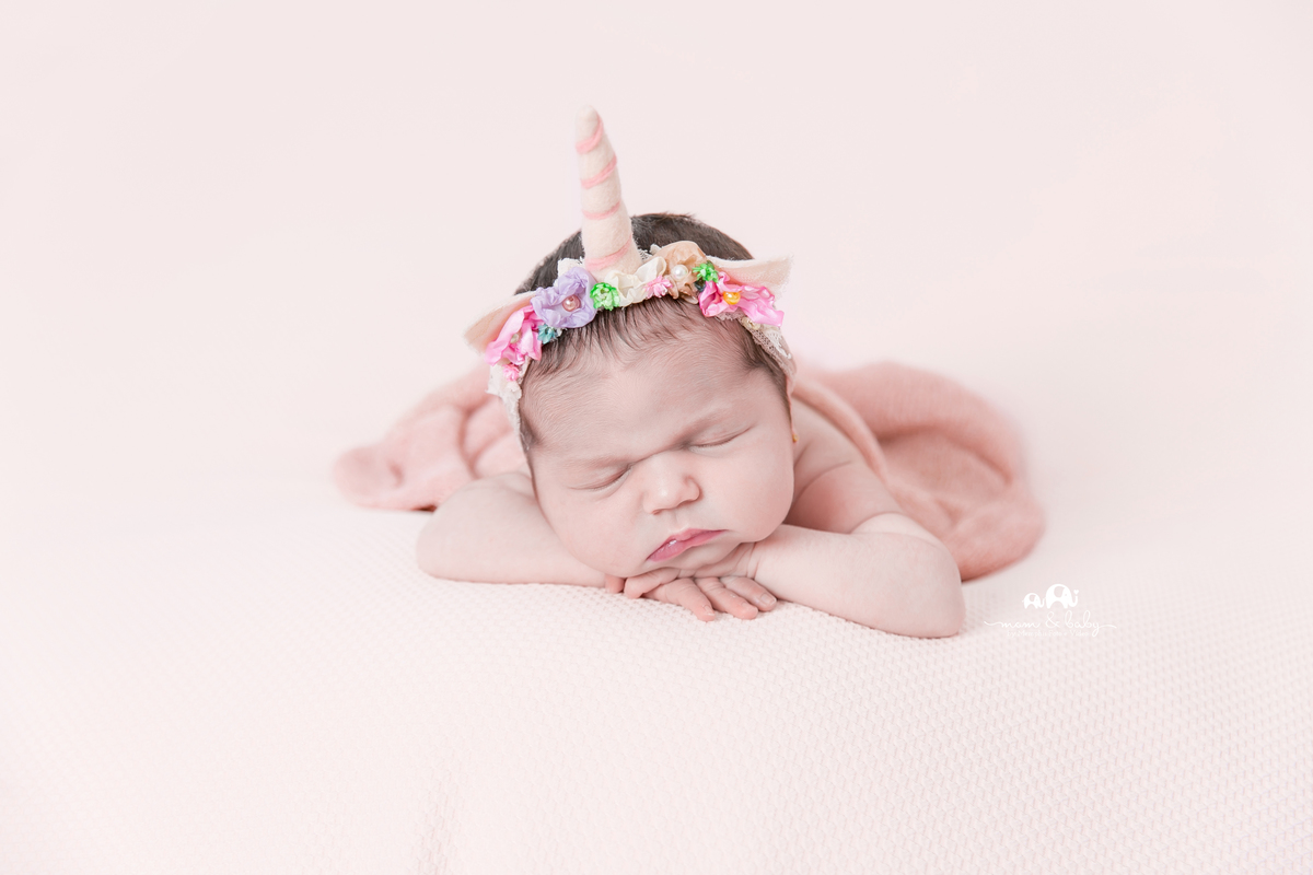 ensaio Newborn em santos,fotografas de santos,bebes de santos, estudio fotografico em santos, newborn com segurança,especialistas em newborn em santos, melhores fotografas de newborn em santos,jo farah leticia farah pode do queixinho bebe unicónio rosa