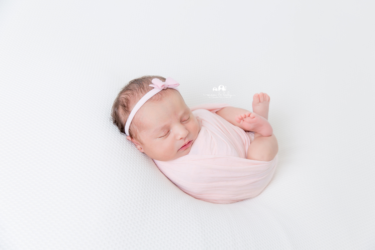 ensaio Newborn em santos,bebes de santos, estudio fotografico em santos, newborn com segurança,especialistas em newborn em santos, melhores fotografas de newborn em santos,jo farah leticia farah, bebe no puf enrolada no wrap rosa,manta lisinha, luz perfei