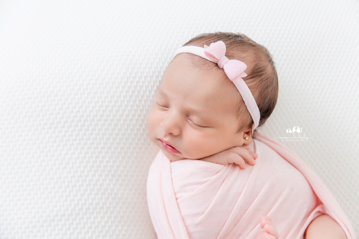 ensaio Newborn em santos,bebes de santos, estudio fotografico em santos, newborn com segurança,especialistas em newborn em santos, melhores fotografas de newborn em santos,jo farah leticia farah, bebe no puf enrolada no wrap rosa,manta lisinha, luz perfei