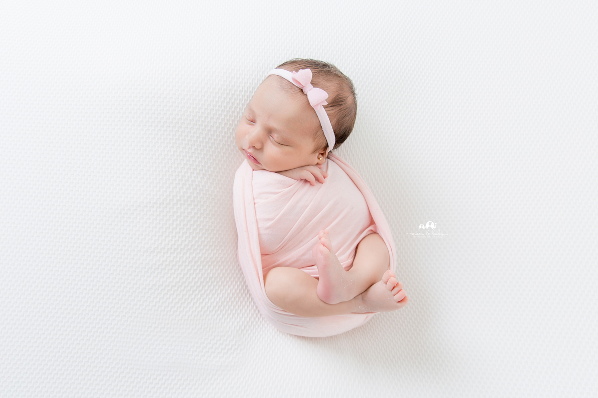 ensaio Newborn em santos,bebes de santos, estudio fotografico em santos, newborn com segurança,especialistas em newborn em santos, melhores fotografas de newborn em santos,jo farah leticia farah, bebe no puf enrolada no wrap rosa,manta lisinha, luz perfei