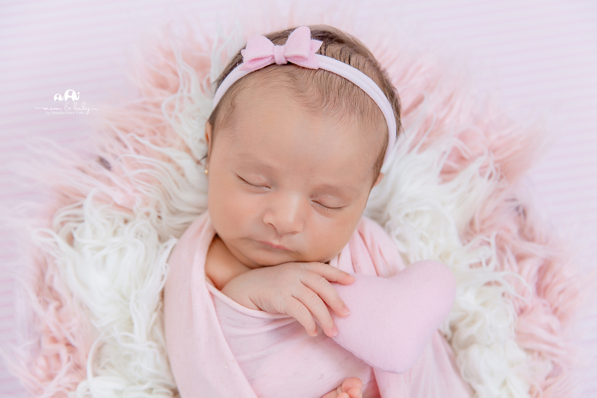 ensaio Newborn em santos,bebes de santos, estudio fotografico em santos, newborn com segurança,especialistas em newborn em santos, melhores fotografas de newborn em santos,jo farah leticia farah bebe no cestinho enrolada no wrap segurando coracao rosa