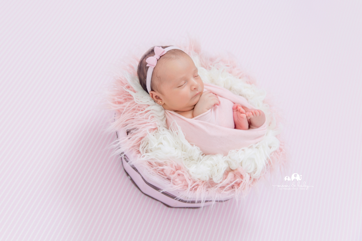 ensaio Newborn em santos,bebes de santos, estudio fotografico em santos, newborn com segurança,especialistas em newborn em santos, melhores fotografas de newborn em santos,jo farah leticia farah bebe no cestinho enrolada no wrap lacinho rosa pelo lefotik