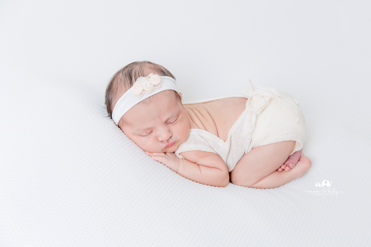 ensaio Newborn em santos,bebes de santos, estudio fotografico em santos, newborn com segurança,especialistas em newborn em santos, melhores fotografas de newborn em santos,jo farah leticia farah,pose perfeita de bundinha newborn clean manta lisinha  renda