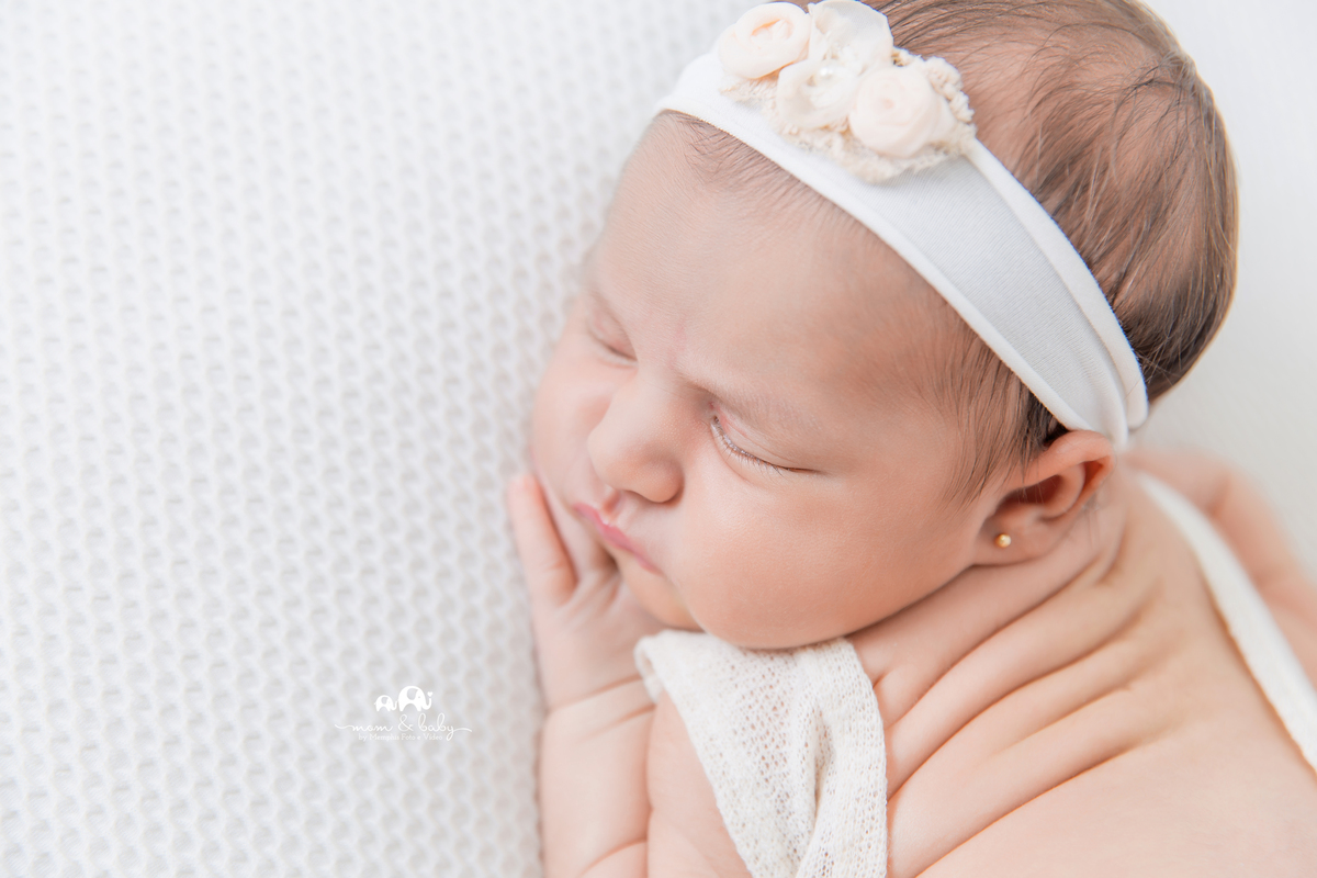 ensaio Newborn em santos,bebes de santos, estudio fotografico em santos, newborn com segurança,especialistas em newborn em santos, melhores fotografas de newborn em santos,jo farah leticia farah, pode de bundinha com angulo de cima, roupa de renda  