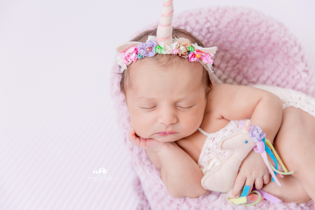 ensaio Newborn em santos,bebes de santos, estudio fotografico em santos, newborn com segurança,especialistas em newborn em santos, melhores fotografas de newborn em santos,jo farah leticia farah,bebe de unicornio na poltroninha rosa mão no queixo 