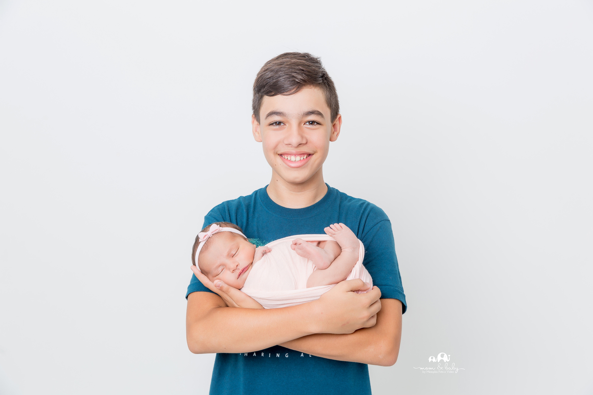 ensaio Newborn em santos,bebes de santos, estudio fotografico em santos, newborn com segurança,especialistas em newborn em santos, melhores fotografas de newborn em santos,jo farah leticia farah, foto de familia, foto com o tio, 