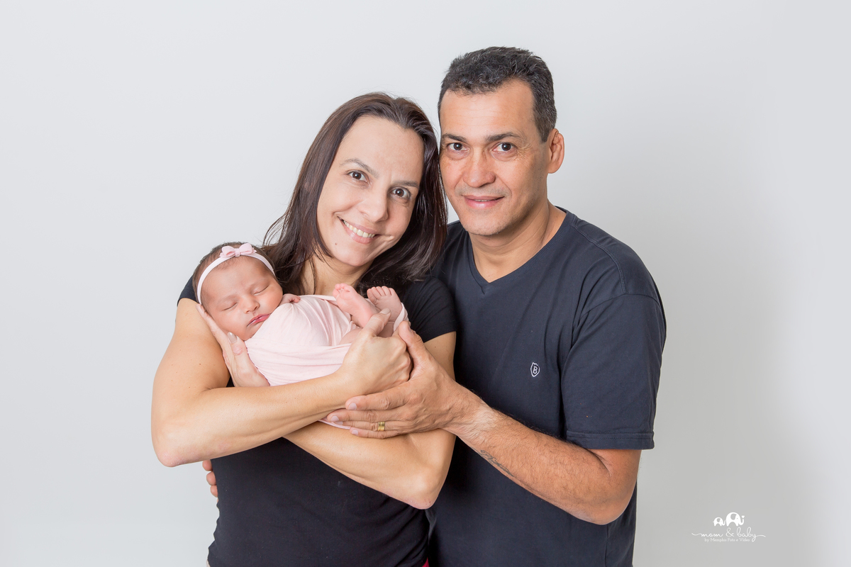 ensaio Newborn em santos,bebes de santos, estudio fotografico em santos, newborn com segurança,especialistas em newborn em santos, melhores fotografas de newborn em santos,jo farah leticia farah, foto de familia, foto com avós, bebe no colo da avo