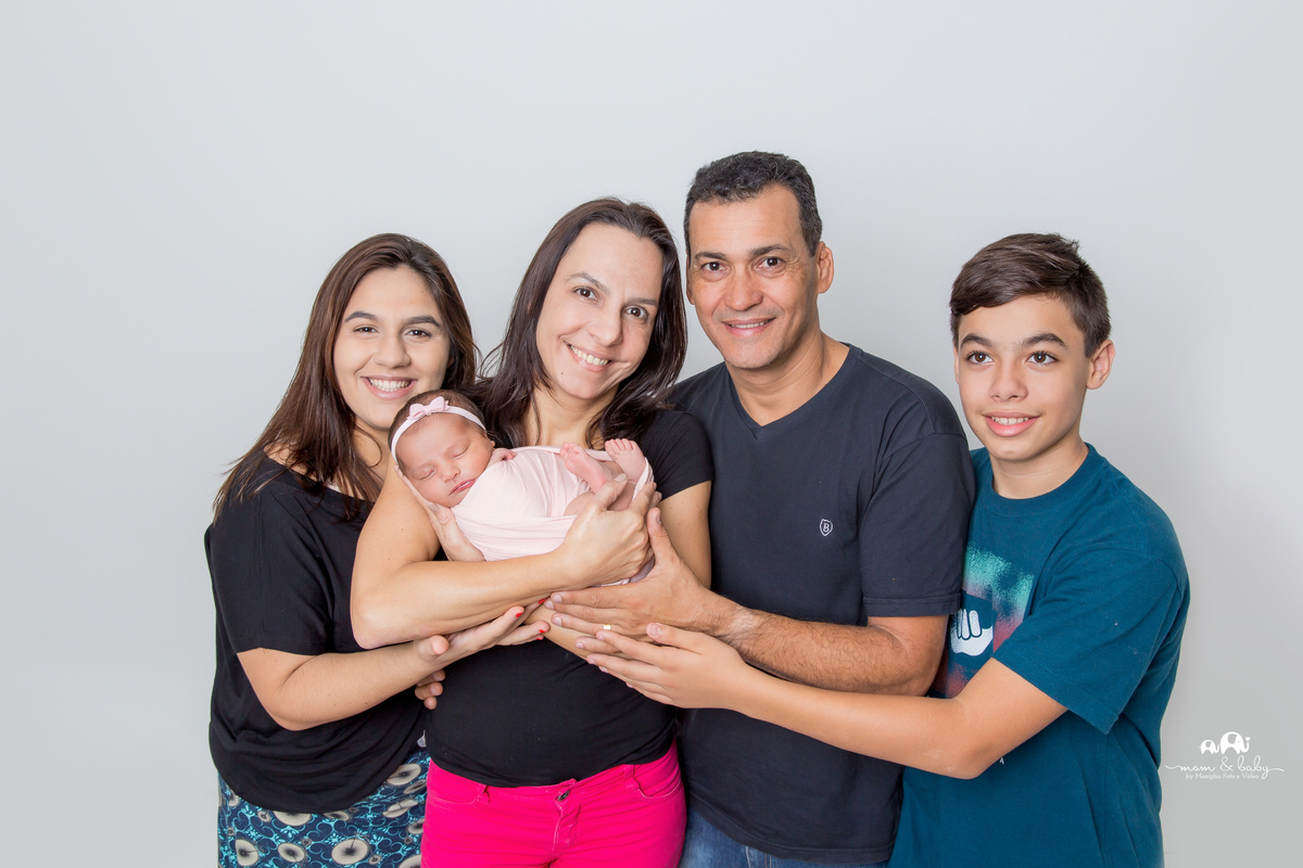 ensaio Newborn em santos,bebes de santos, estudio fotografico em santos, newborn com segurança,especialistas em newborn em santos, melhores fotografas de newborn em santos,jo farah leticia farah,foto de familia  