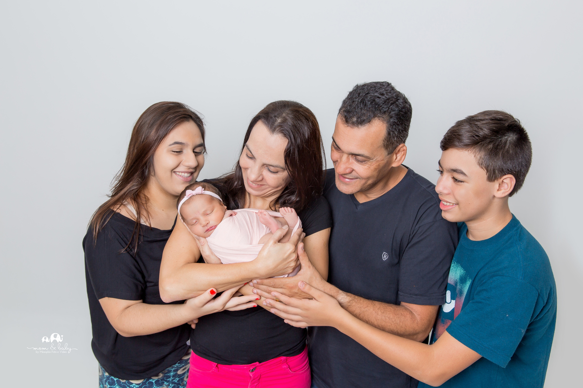 ensaio Newborn em santos,bebes de santos, estudio fotografico em santos, newborn com segurança,especialistas em newborn em santos, melhores fotografas de newborn em santos,jo farah leticia farah foto de familia
