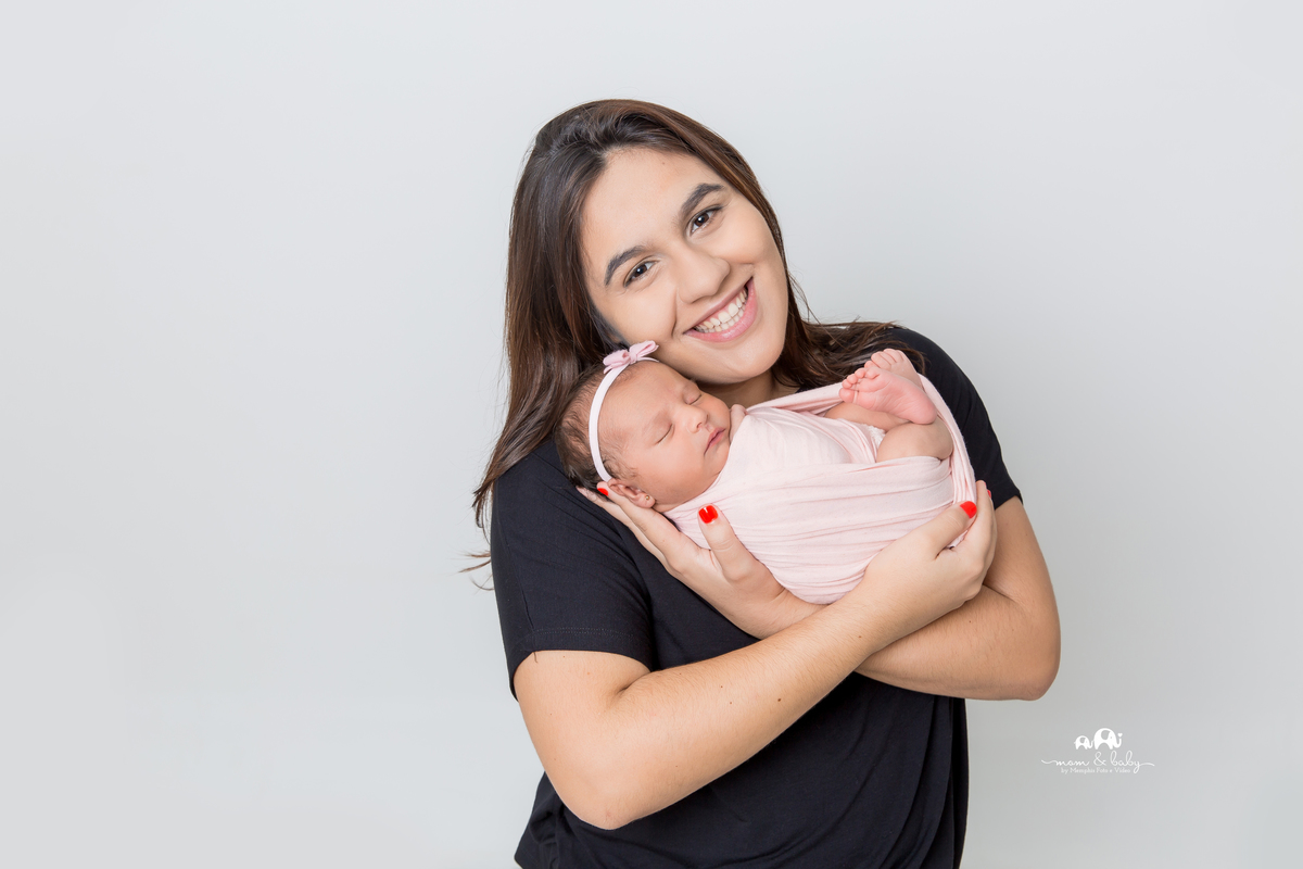 ensaio Newborn em santos,bebes de santos, estudio fotografico em santos, newborn com segurança,especialistas em newborn em santos, melhores fotografas de newborn em santos,jo farah leticia farah, foto com a mãe, foto de familia, dia das mães 