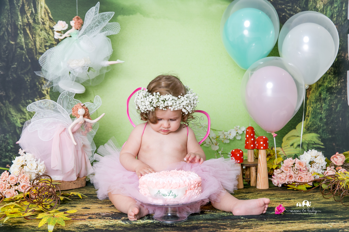 ensaio smash the cake em santos, fotografas de santos,ensaio estudio.smash clean,estudio fotografico em santos,ensaio com bolo jo farah leticia farah,mom and baby santos,smash de fada,coroa de mosquitinhos,saia de tutu rosa,asa de fada,bebe com bolo