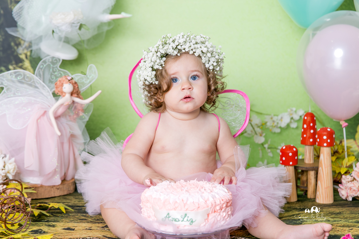 ensaio smash the cake em santos, fotografas de santos,ensaio estudio.smash clean,estudio fotografico em santos,ensaio com bolo jo farah leticia farah,mom and baby santos,smash de fada,coroa de mosquitinhos,saia de tutu rosa,asa de fada,bebe com bolo