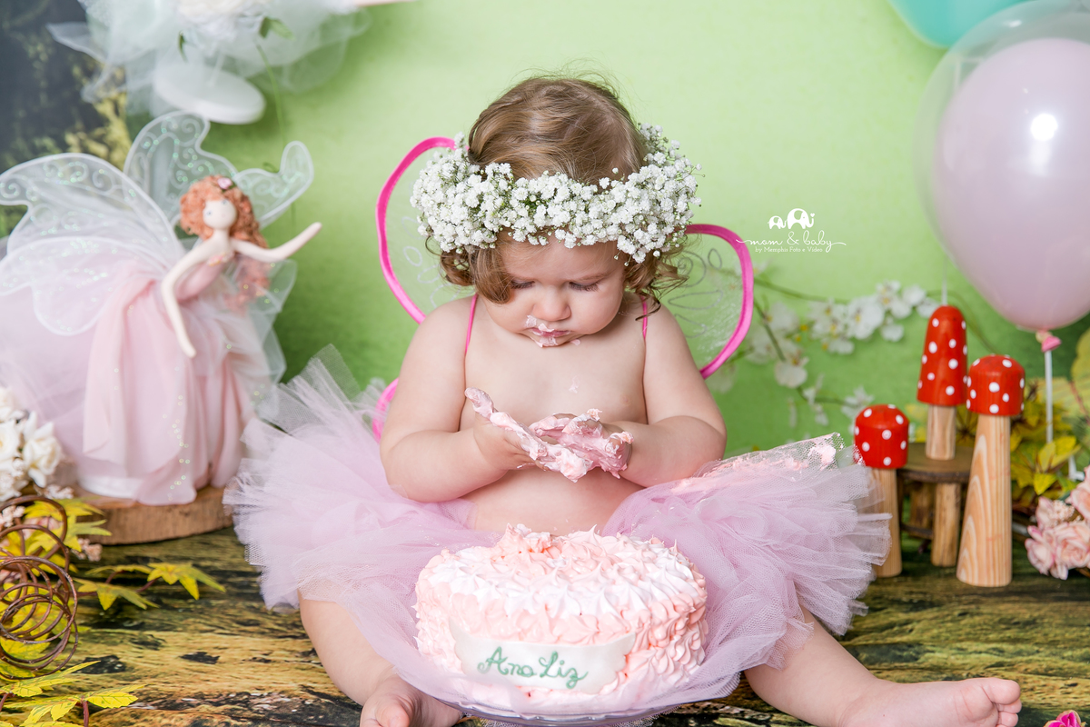 ensaio smash the cake em santos, fotografas de santos,ensaio estudio.smash clean,estudio fotografico em santos,ensaio com bolo jo farah leticia farah,mom and baby santos,smash de fada,coroa de mosquitinhos,saia de tutu rosa,asa de fada,bebe com bolo