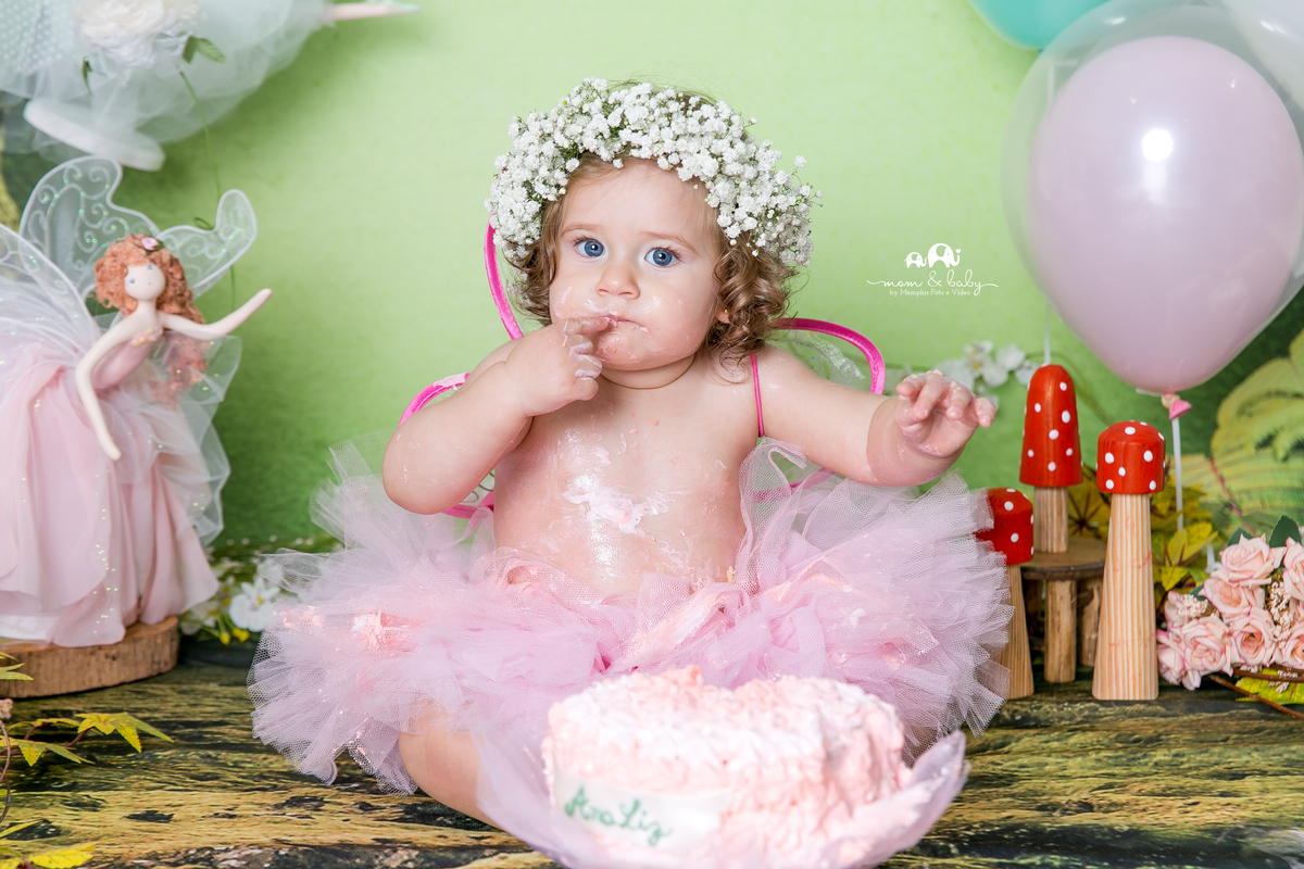 ensaio smash the cake em santos, fotografas de santos,ensaio estudio.smash clean,estudio fotografico em santos,ensaio com bolo jo farah leticia farah,mom and baby santos,smash de fada,coroa de mosquitinhos,saia de tutu rosa,asa de fada,bebe com bolo