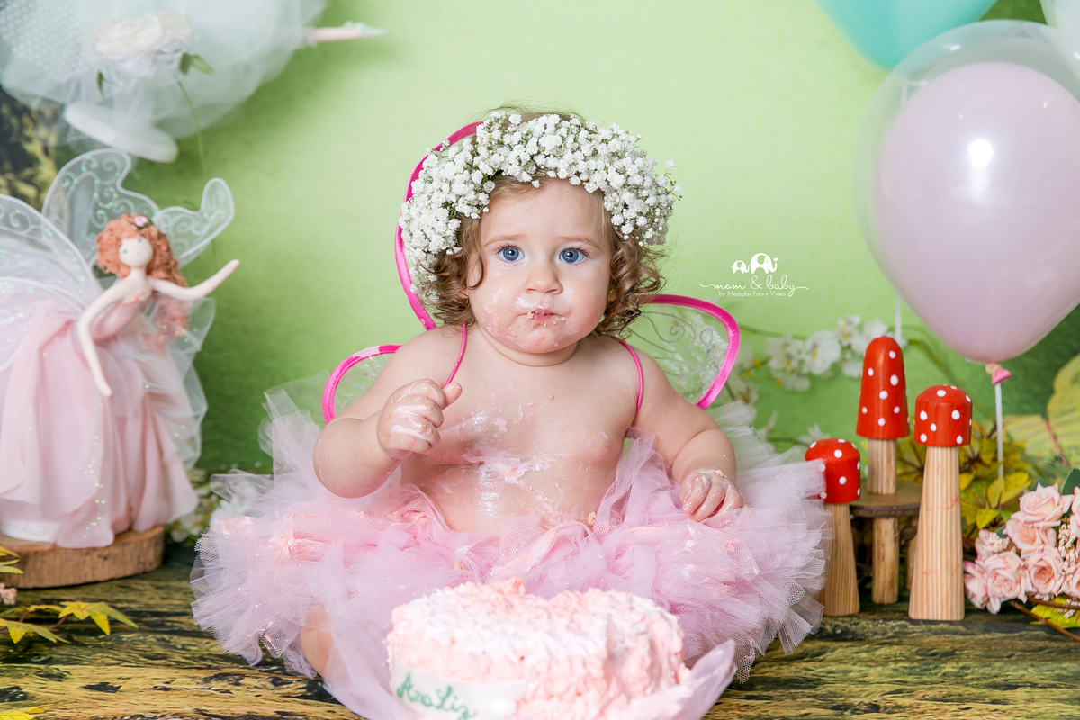 ensaio smash the cake em santos, fotografas de santos,ensaio estudio.smash clean,estudio fotografico em santos,ensaio com bolo jo farah leticia farah,mom and baby santos,smash de fada,coroa de mosquitinhos,saia de tutu rosa,asa de fada,bebe com bolo