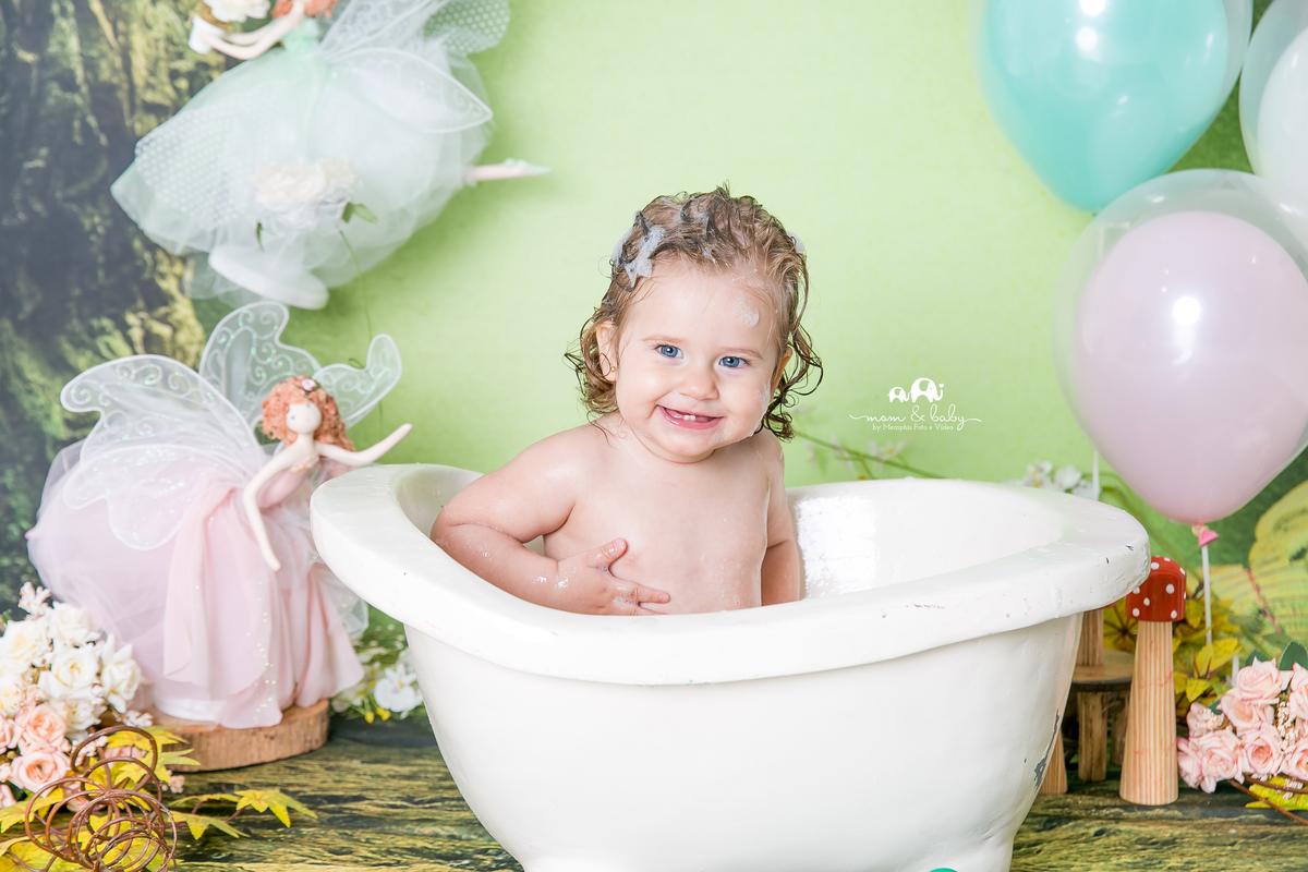 ensaio smash the cake em santos, fotografas de santos,ensaio estudio.smash clean,estudio fotografico em santos,ensaio com bolo jo farah leticia farah,mom and baby santos,smash de fada,coroa de mosquitinhos,saia de tutu rosa,asa de fada,bebe na banheira