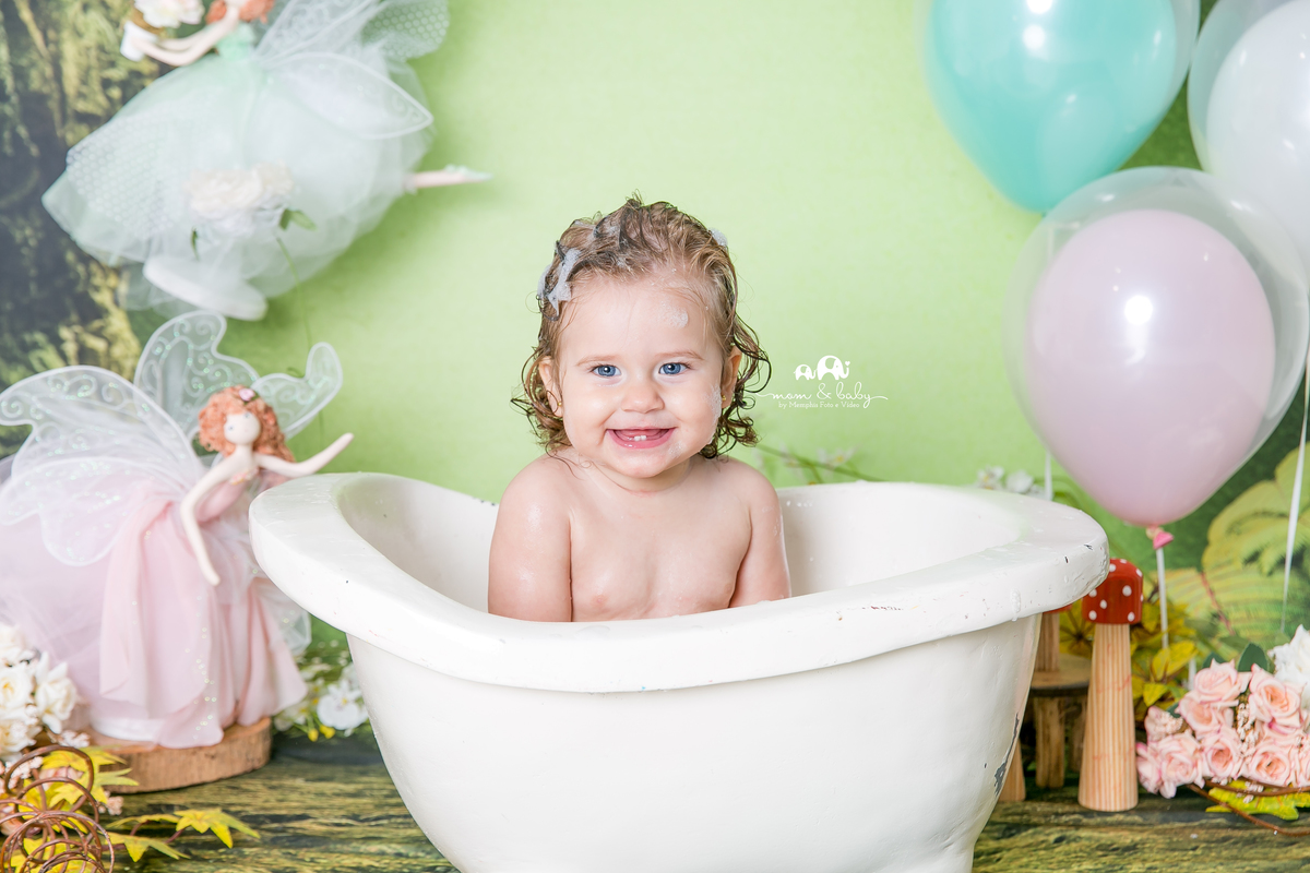 ensaio smash the cake em santos, fotografas de santos,ensaio estudio.smash clean,estudio fotografico em santos,ensaio com bolo jo farah leticia farah,mom and baby santos,smash de fada,coroa de mosquitinhos,saia de tutu rosa,asa de fada,bebe na banheira