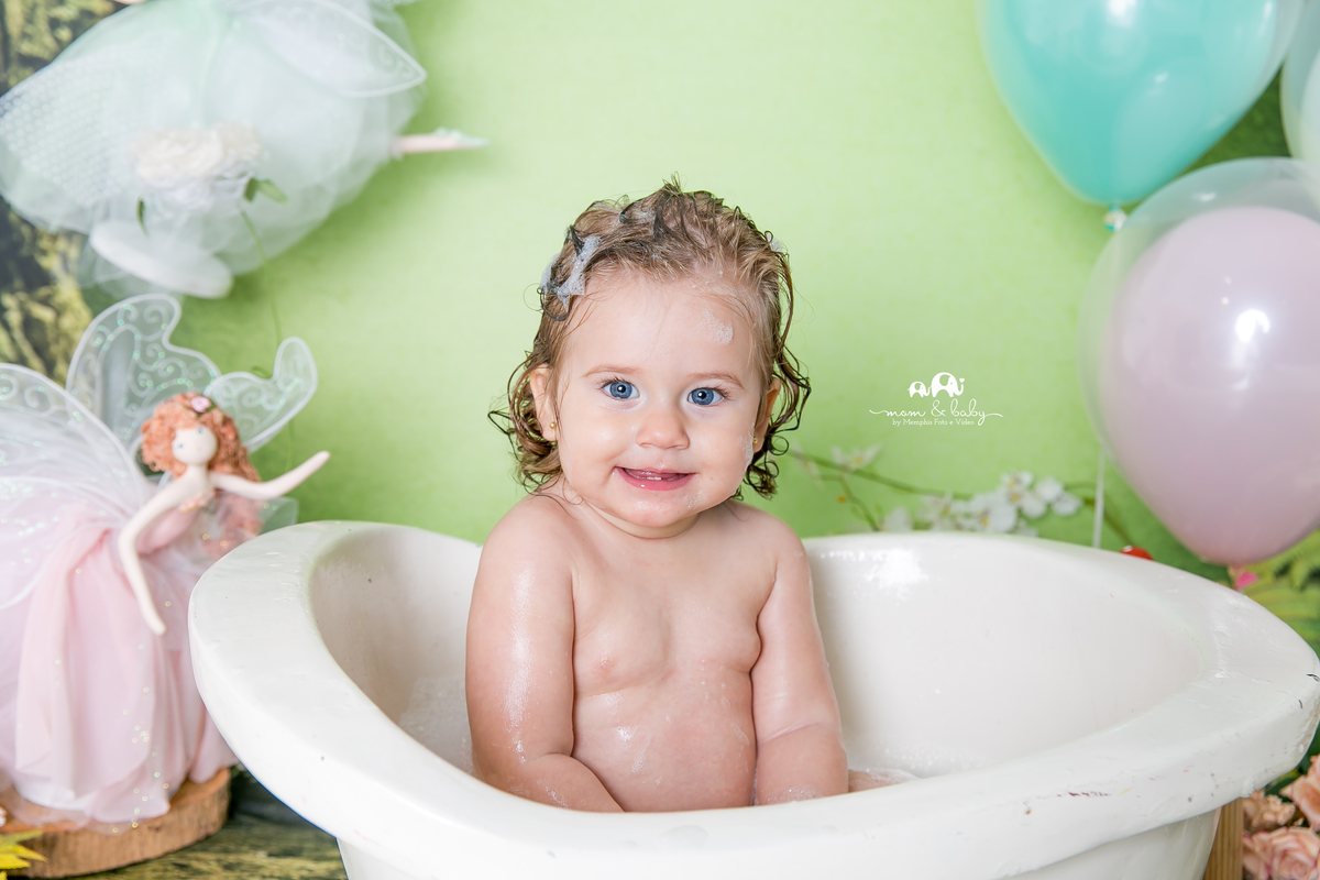 ensaio smash the cake em santos, fotografas de santos,ensaio estudio.smash clean,estudio fotografico em santos,ensaio com bolo jo farah leticia farah,mom and baby santos,smash de fada,coroa de mosquitinhos,saia de tutu rosa,asa de fada,bebe na banheira