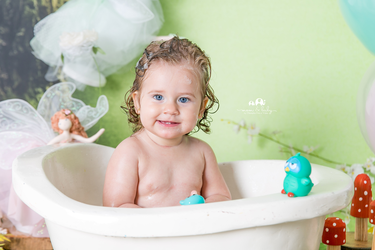 ensaio smash the cake em santos, fotografas de santos,ensaio estudio.smash clean,estudio fotografico em santos,ensaio com bolo jo farah leticia farah,mom and baby santos,smash de fada,coroa de mosquitinhos,saia de tutu rosa,asa de fada,bebe na banheira