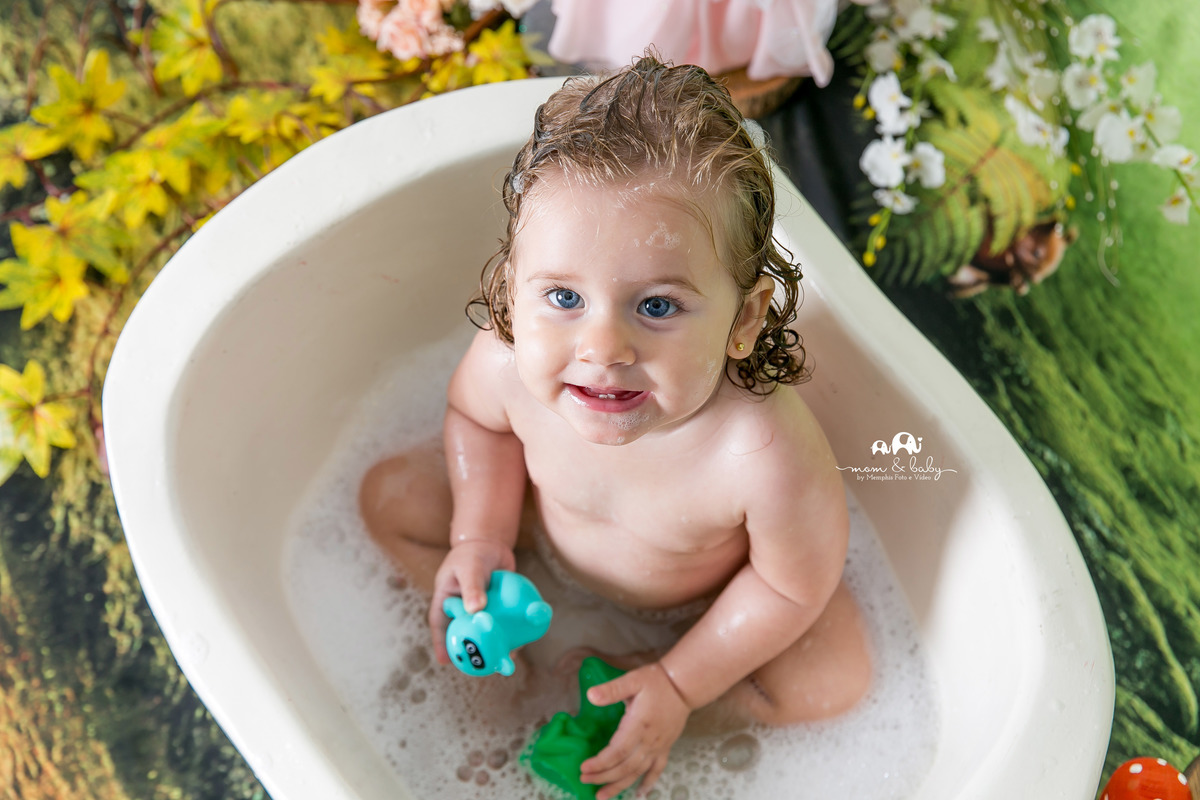 ensaio smash the cake em santos, fotografas de santos,ensaio estudio.smash clean,estudio fotografico em santos,ensaio com bolo jo farah leticia farah,mom and baby santos,smash de fada,coroa de mosquitinhos,saia de tutu rosa,asa de fada,bebe no banho