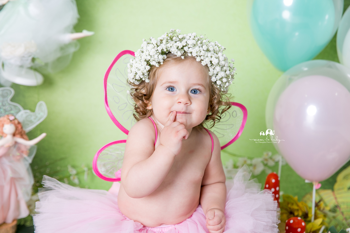 ensaio smash the cake em santos, fotografas de santos,ensaio estudio.smash clean,estudio fotografico em santos,ensaio com bolo jo farah leticia farah,mom and baby santos,smash de fada,coroa de mosquitinhos,saia de tutu rosa,asa de fada,bebe com bolo