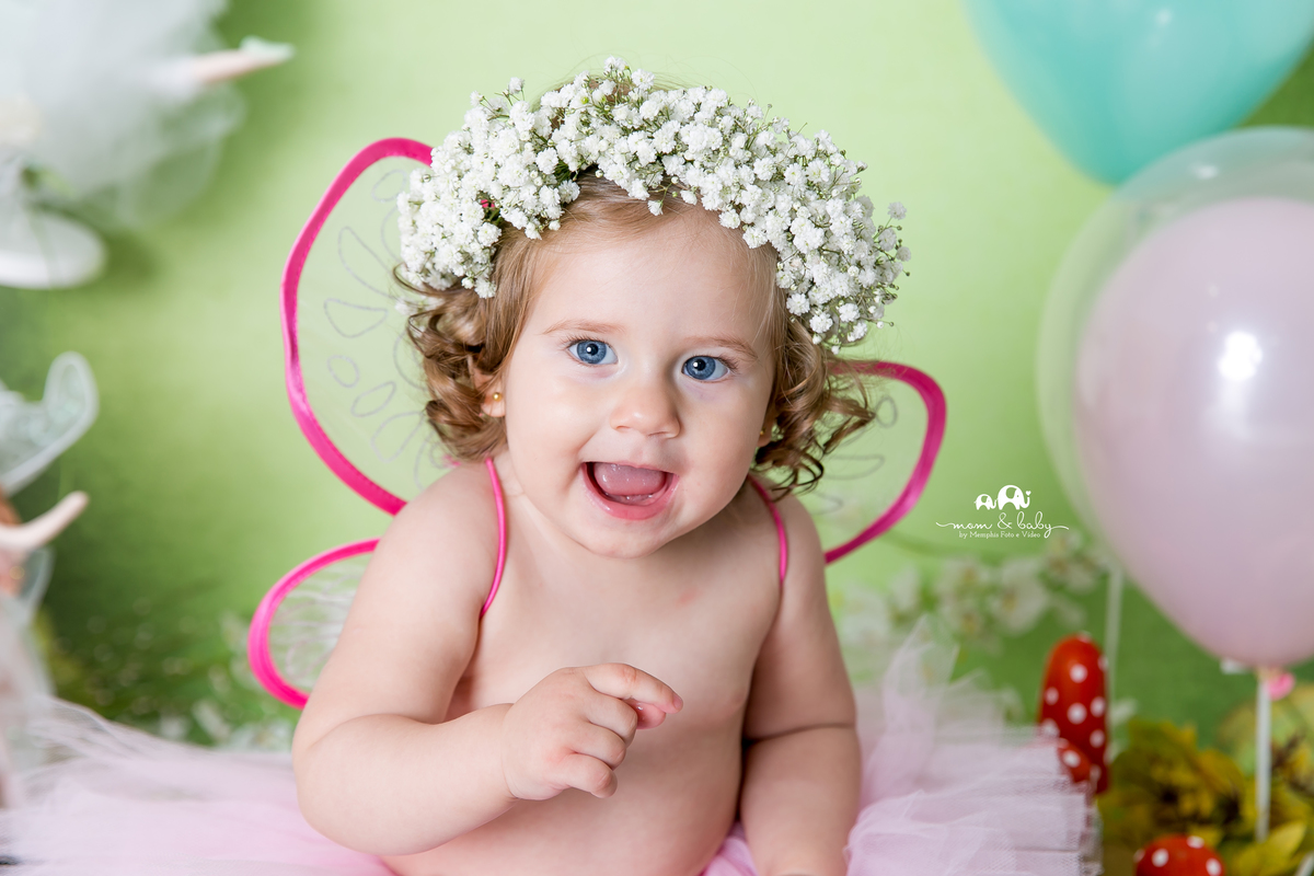 ensaio smash the cake em santos, fotografas de santos,ensaio estudio.smash clean,estudio fotografico em santos,ensaio com bolo jo farah leticia farah,mom and baby santos,smash de fada,coroa de mosquitinhos,saia de tutu rosa,asa de fada,bebe com bolo