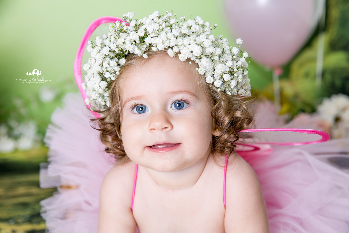 ensaio smash the cake em santos, fotografas de santos,ensaio estudio.smash clean,estudio fotografico em santos,ensaio com bolo jo farah leticia farah,mom and baby santos,smash de fada,coroa de mosquitinhos,saia de tutu rosa,asa de fada,bebe com bolo