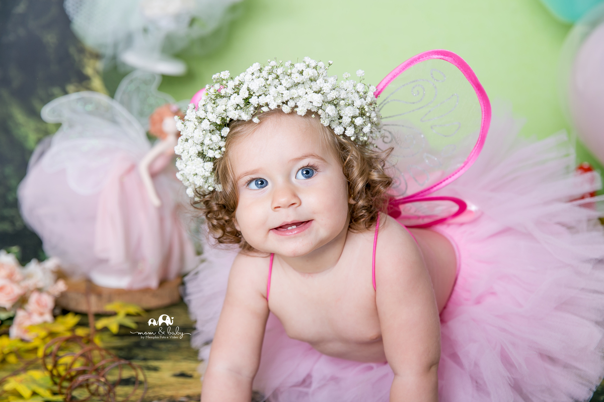 ensaio smash the cake em santos, fotografas de santos,ensaio estudio.smash clean,estudio fotografico em santos,ensaio com bolo jo farah leticia farah,mom and baby santos,smash de fada,coroa de mosquitinhos,saia de tutu rosa,asa de fada,bebe com bolo