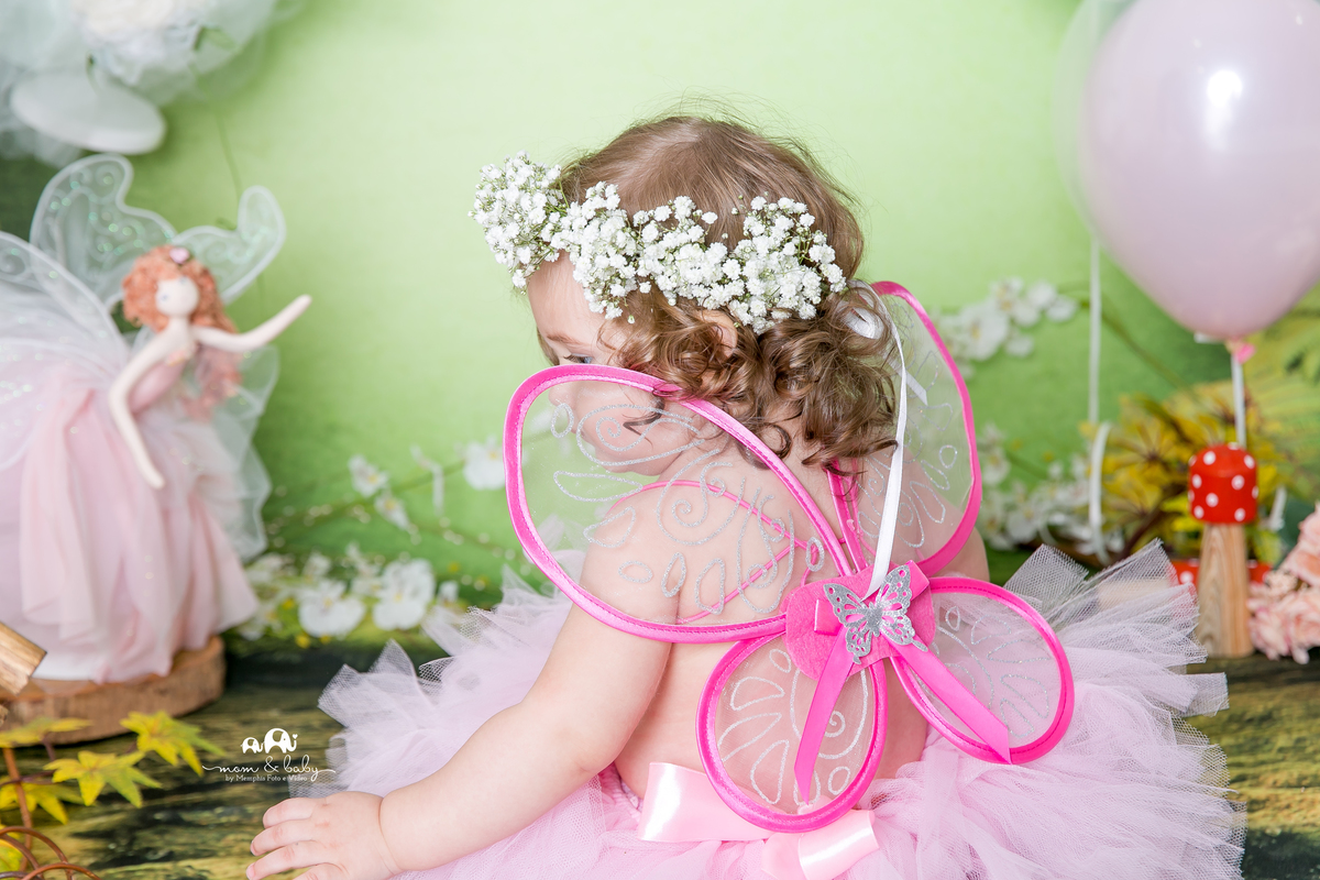 ensaio smash the cake em santos, fotografas de santos,ensaio estudio.smash clean,estudio fotografico em santos,ensaio com bolo jo farah leticia farah,mom and baby santos,smash de fada,coroa de mosquitinhos,saia de tutu rosa,asa de fada,bebe com bolo