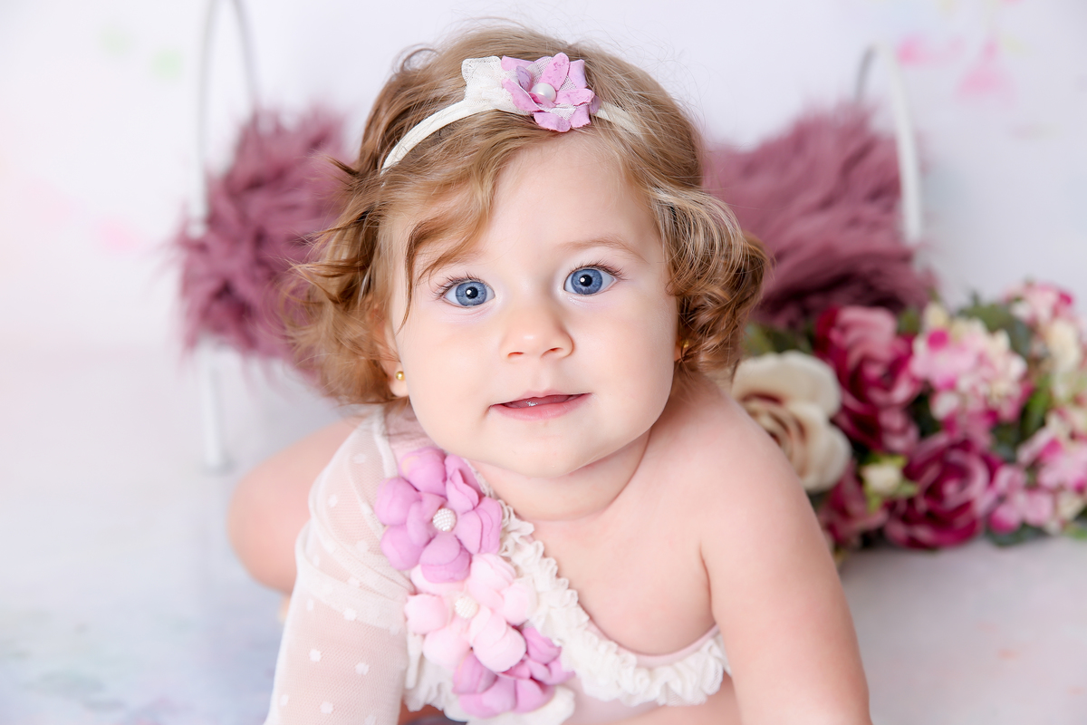 fotografas de santosestudio fotografico em santos,jo farah leticia farah,mom and baby santos,acompanhamento fotografico de bebes em santos,fotos mensais de bebe,melhores fotografas de santos,ensaio de 8meses,bebe olho azul, bebe menina,caminha,pelo roxo 