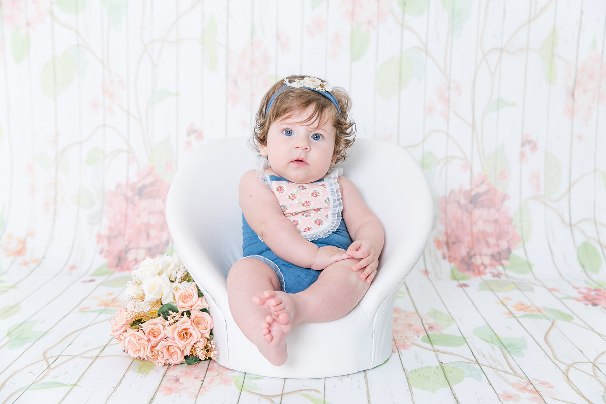 fotografas de santosestudio fotografico em santos,jo farah leticia farah,mom and baby santos,acompanhamento fotografico de bebes em santos,fotos mensais de bebe,melhores fotografas de santos,ensaio de 4 meses, fundo de flor bebe de olho azul, bebe menina