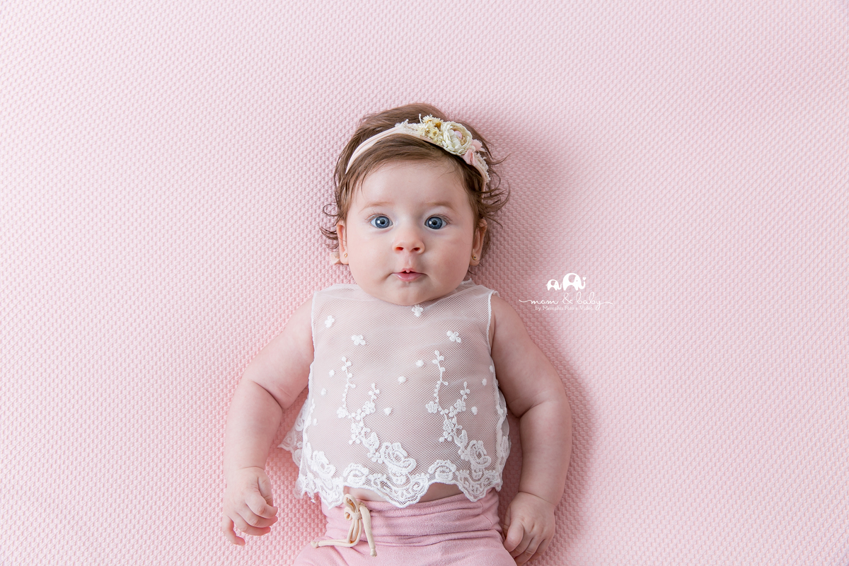 fotografas de santosestudio fotografico em santos,jo farah leticia farah,mom and baby santos,acompanhamento fotografico de bebes em santos,fotos mensais de bebe,melhores fotografas de santos,ensaio de 2 meses, fundo rosa, bebe de olho azul, bebe menina
