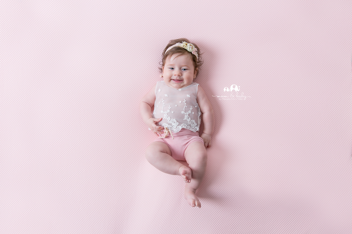fotografas de santosestudio fotografico em santos,jo farah leticia farah,mom and baby santos,acompanhamento fotografico de bebes em santos,fotos mensais de bebe,melhores fotografas de santos,ensaio de 2 meses, fundo rosa, bebe de olho azul, bebe menina