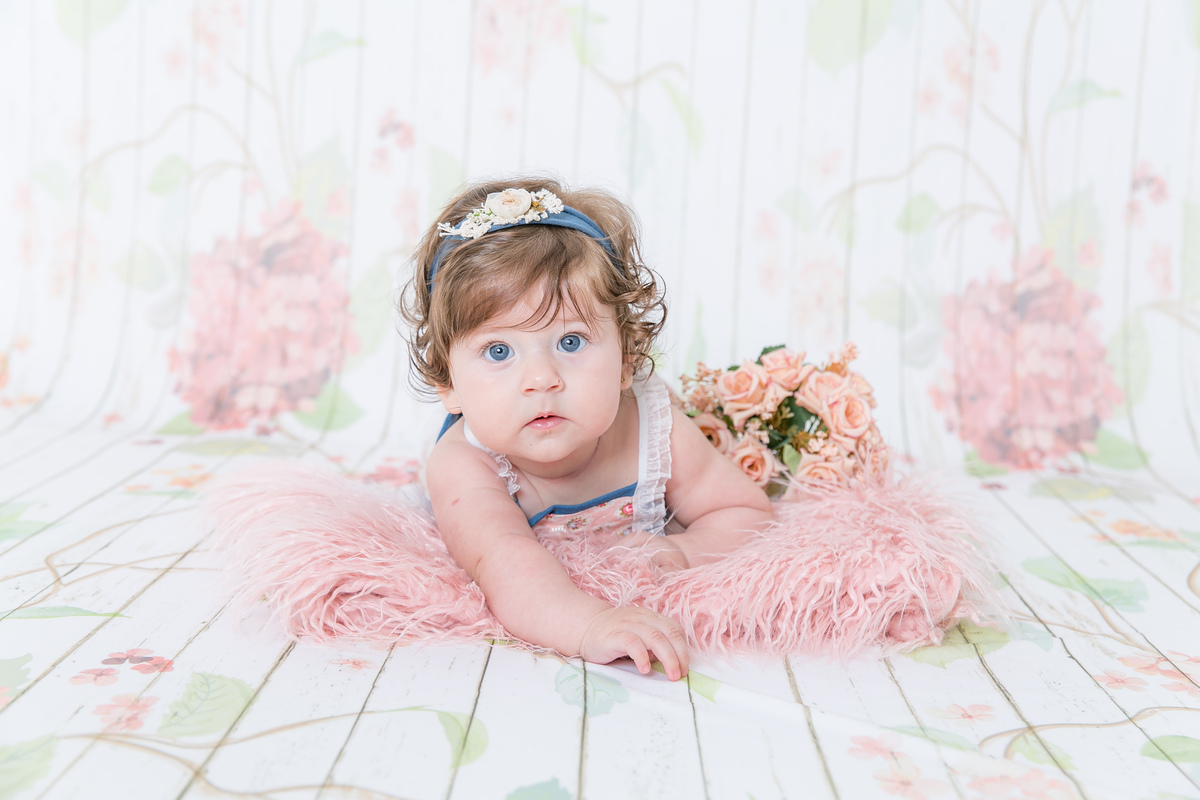 fotografas de santosestudio fotografico em santos,jo farah leticia farah,mom and baby santos,acompanhamento fotografico de bebes em santos,fotos mensais de bebe,melhores fotografas de santos,ensaio de 4 meses, fundo de flor bebe de olho azul, bebe menina