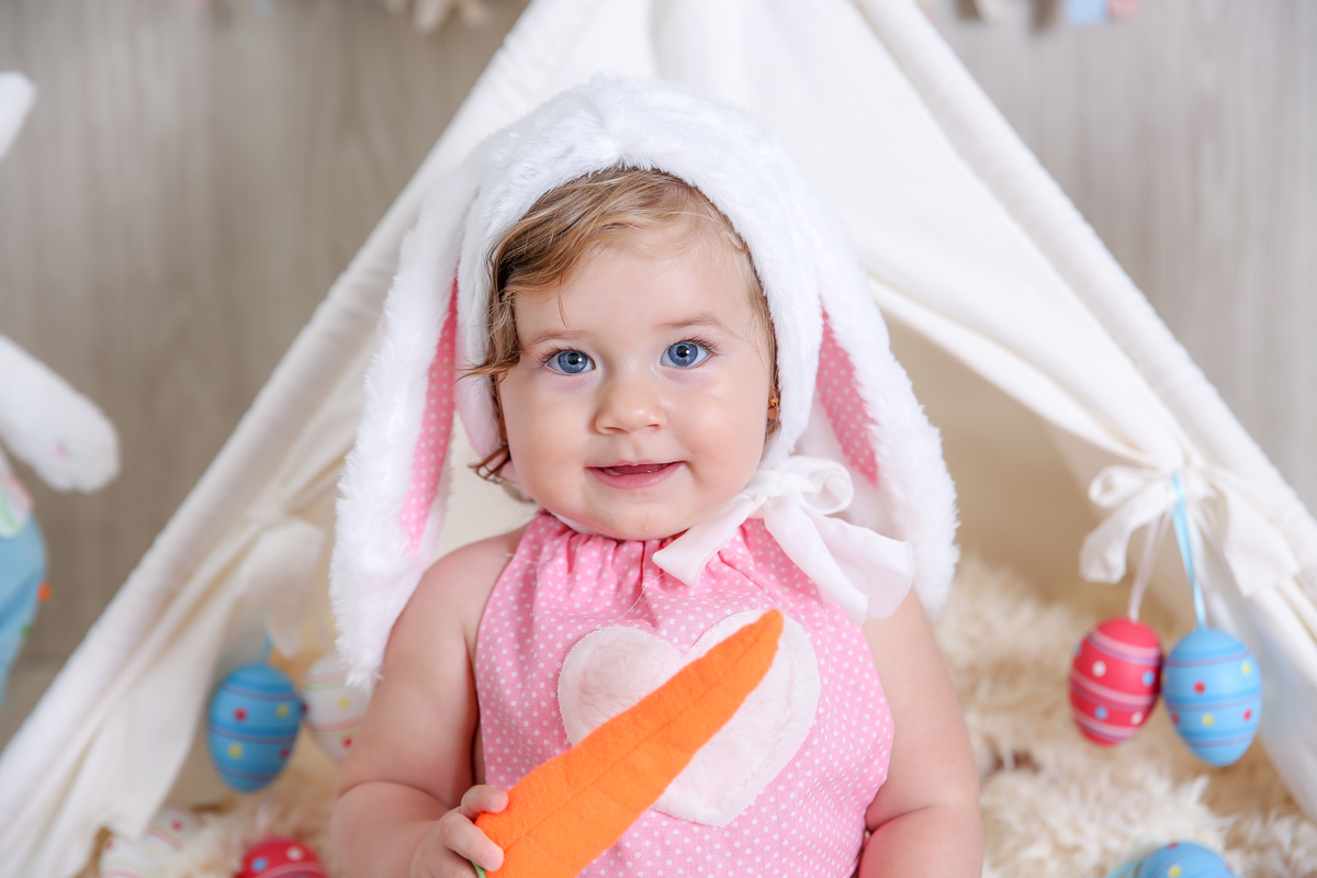 fotografas de santosestudio fotografico em santos,jo farah leticia farah,mom and baby santos,acompanhamento fotografico de bebes em santos,fotos mensais de bebe,melhores fotografas de santos,ensaio de 8meses,bebe olho azul, bebe menina,pascoa,coelho,cenou