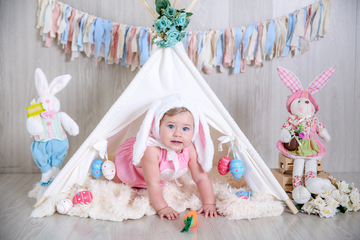 fotografas de santosestudio fotografico em santos,jo farah leticia farah,mom and baby santos,acompanhamento fotografico de bebes em santos,fotos mensais de bebe,melhores fotografas de santos,ensaio de 8meses,bebe olho azul, bebe menina,pascoa,coelho,cenou