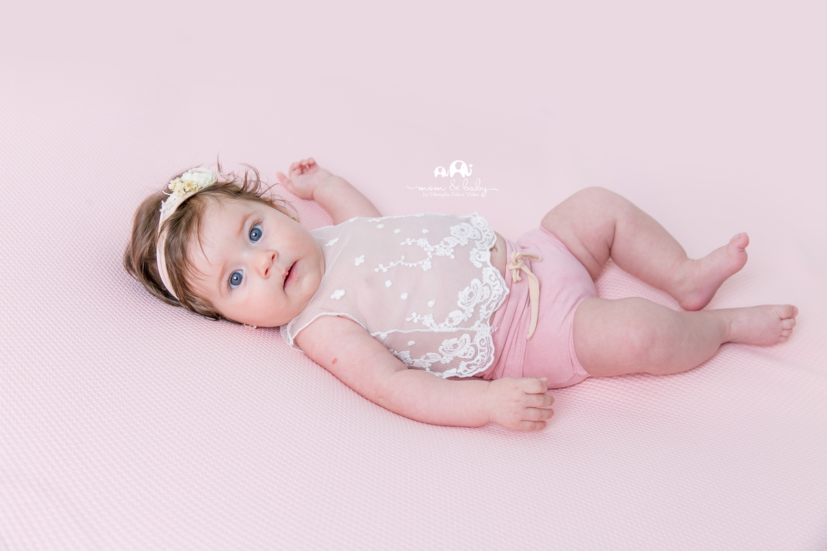 fotografas de santosestudio fotografico em santos,jo farah leticia farah,mom and baby santos,acompanhamento fotografico de bebes em santos,fotos mensais de bebe,melhores fotografas de santos,ensaio de 2 meses, fundo rosa, bebe de olho azul, bebe menina