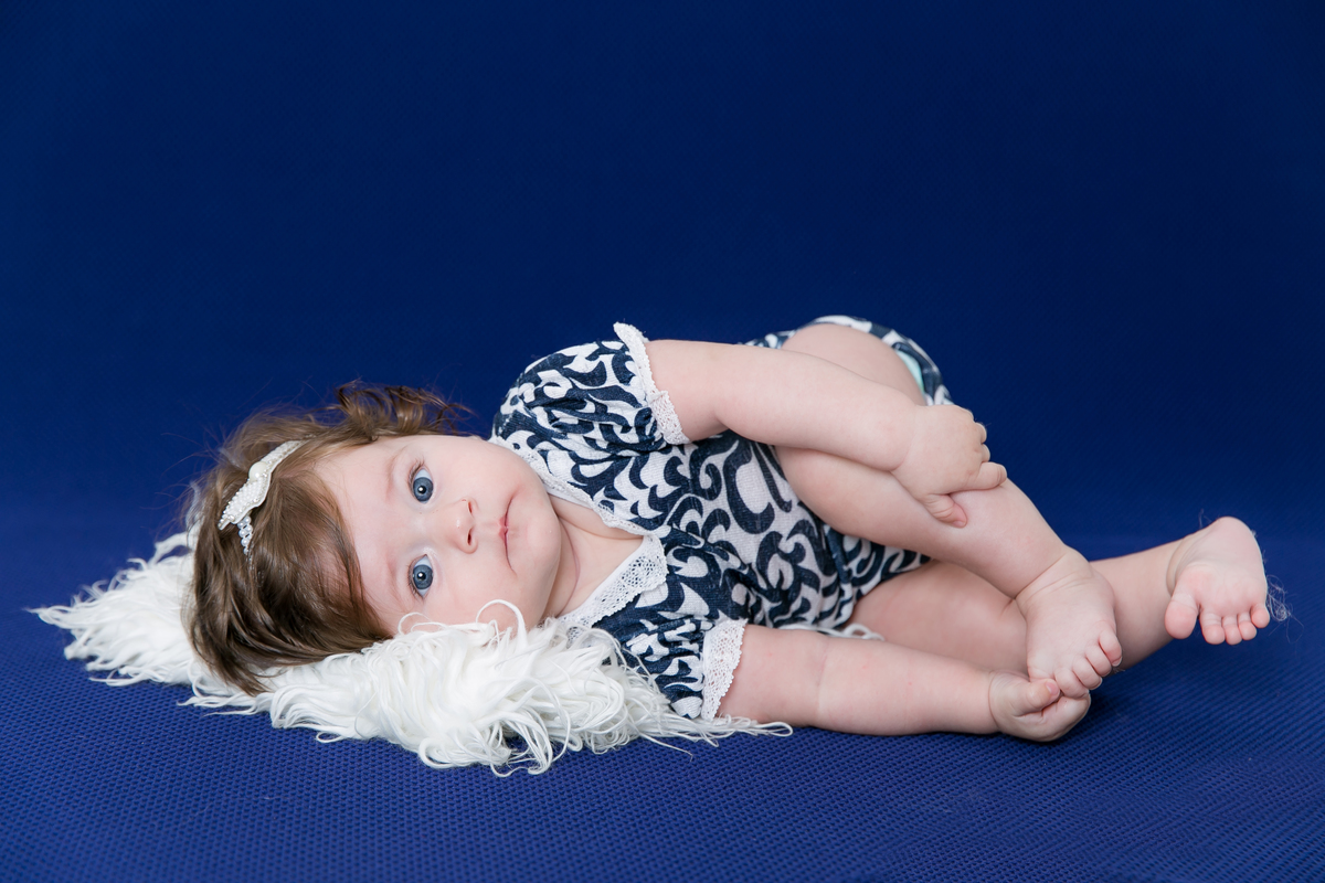fotografas de santosestudio fotografico em santos,jo farah leticia farah,mom and baby santos,acompanhamento fotografico de bebes em santos,fotos mensais de bebe,melhores fotografas de santos,ensaio de 4 meses, fundo azul escuro de olho azul, bebe menina