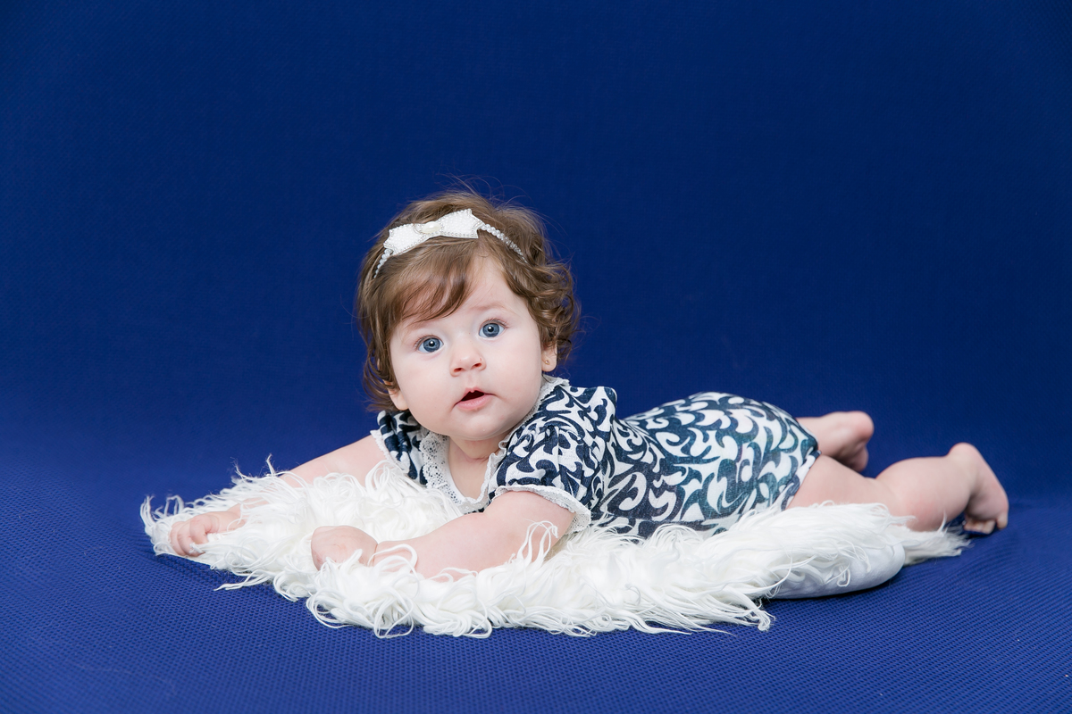 fotografas de santosestudio fotografico em santos,jo farah leticia farah,mom and baby santos,acompanhamento fotografico de bebes em santos,fotos mensais de bebe,melhores fotografas de santos,ensaio de 4 meses, fundo azul escuro de olho azul, bebe menina