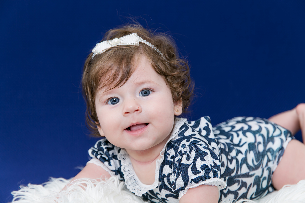 fotografas de santosestudio fotografico em santos,jo farah leticia farah,mom and baby santos,acompanhamento fotografico de bebes em santos,fotos mensais de bebe,melhores fotografas de santos,ensaio de 4 meses, fundo azul escuro de olho azul, bebe menina
