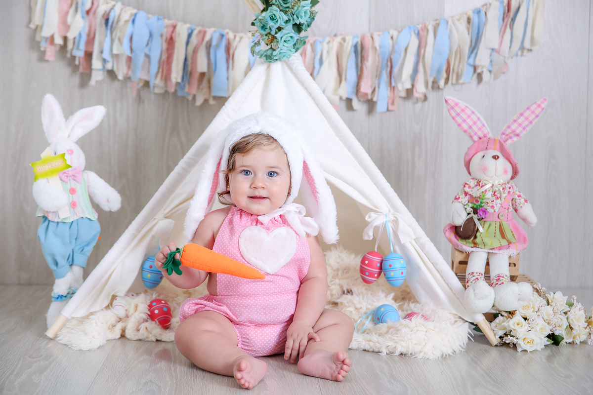 fotografas de santosestudio fotografico em santos,jo farah leticia farah,mom and baby santos,acompanhamento fotografico de bebes em santos,fotos mensais de bebe,melhores fotografas de santos,ensaio de 8meses,bebe olho azul, bebe menina,pascoa,coelho,cenou
