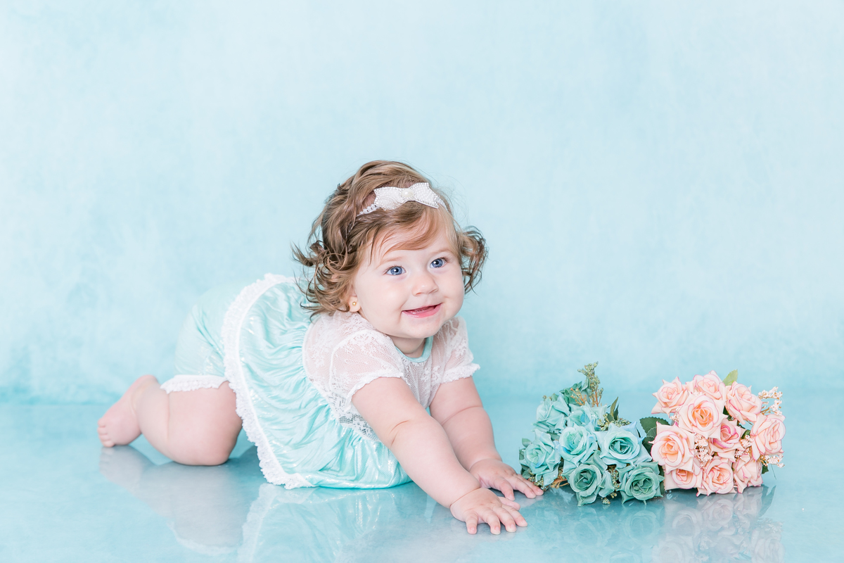 fotografas de santosestudio fotografico em santos,jo farah leticia farah,mom and baby santos,acompanhamento fotografico de bebes em santos,fotos mensais de bebe,melhores fotografas de santos,ensaio de 6meses,bebe olho azul, bebe menina,fundo textura verde