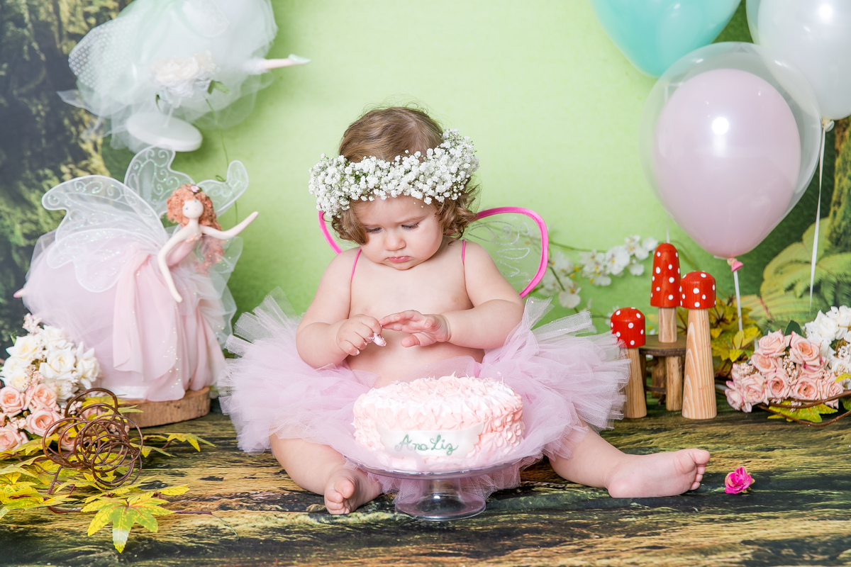 ensaio smash the cake em santos, fotografas de santos,ensaio estudio.smash clean,estudio fotografico em santos,ensaio com bolo jo farah leticia farah,mom and baby santos,smash de fada,coroa de mosquitinhos,saia de tutu rosa,asa de fada,bebe com bolo