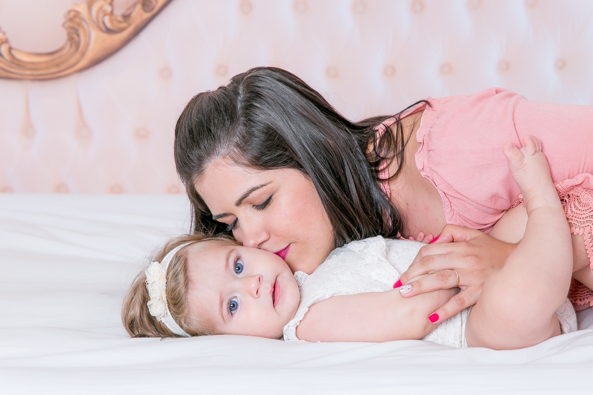 fotografas de santosestudio fotografico em santos,jo farah leticia farah,mom and baby santos,acompanhamento fotografico de bebes em santos,fotos mensais de bebe,melhores fotografas de santos,ensaio de10meses,bebe olho azul, bebe menina,dia das mães,famila