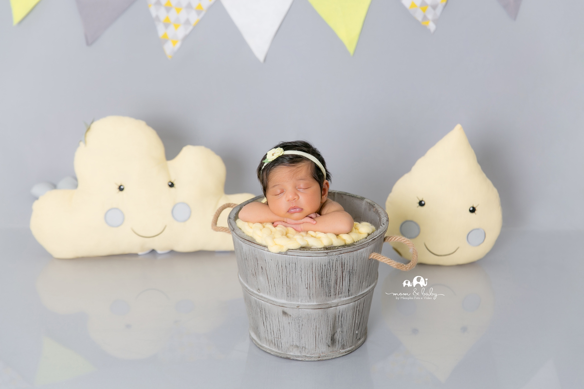 ensaio Newborn em santos,fotografas de santos,bebes de santos,estudio fotografico em santos,segurança,especialistas em newborn em santos,melhores fotografas de newborn em santos,jo farah leticia farah.baldinho, tecido cinza e marelo,nuvem gotinha, bruços