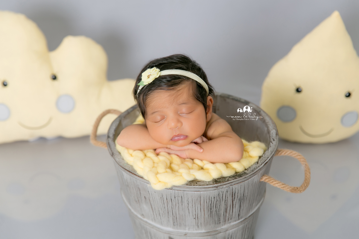 ensaio Newborn em santos,fotografas de santos,bebes de santos,estudio fotografico em santos,segurança,especialistas em newborn em santos,melhores fotografas de newborn em santos,jo farah leticia farah.baldinho, tecido cinza e marelo,nuvem gotinha, bruços