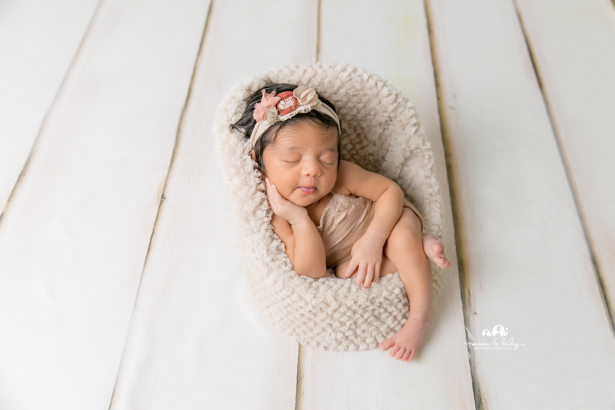 ensaio Newborn em santos,fotografas de santos,bebes de santos,estudio fotografico em santos,segurança,especialistas em newborn em santos,melhores fotografas de newborn em santos,jo farah leticia farah. poltroninha ,mão no queixo,piso de madeira 