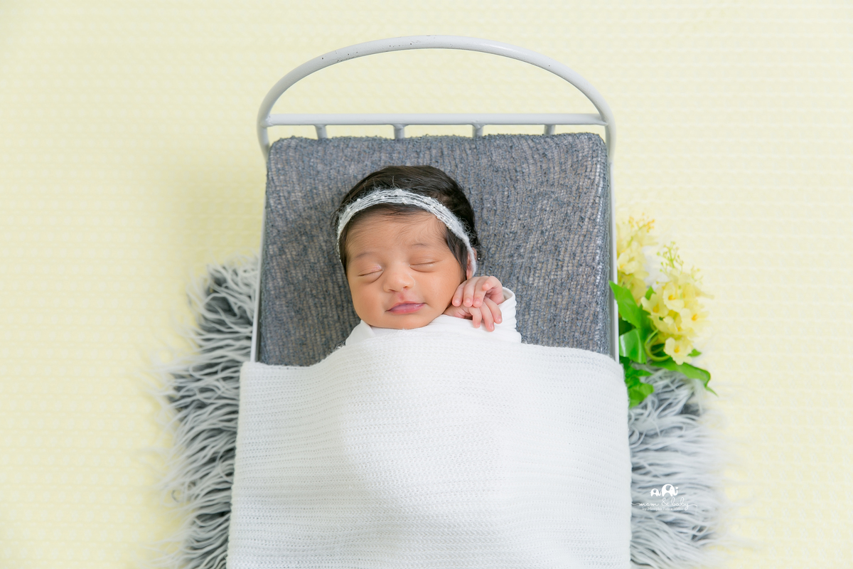 ensaio Newborn em santos,fotografas de santos,bebes de santos,estudio fotografico em santos,segurança,especialistas em newborn em santos,melhores fotografas de newborn em santos,jo farah leticia farah.caminha tecido cinza e marelo,nuvem gotinha, bruços