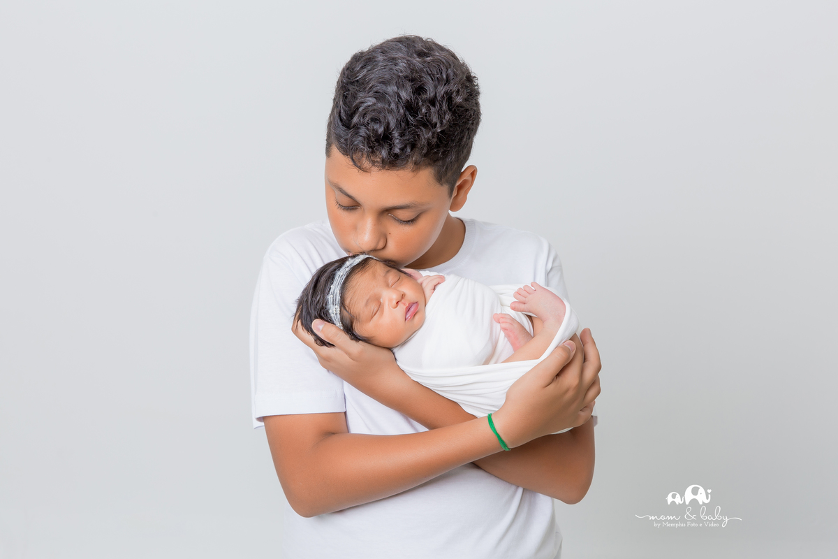 ensaio Newborn em santos,fotografas de santos,bebes de santos,estudio fotografico em santos,segurança,especialistas em newborn em santos,melhores fotografas de newborn em santos,jo farah leticia farah.foto de familia, foto com iirmão,irmao mais velho